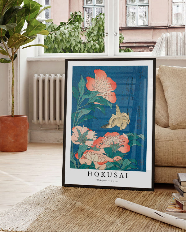 Asiatisches Gemälde mit kleinem Vogel und rosa Blumen auf blauem Hintergrund