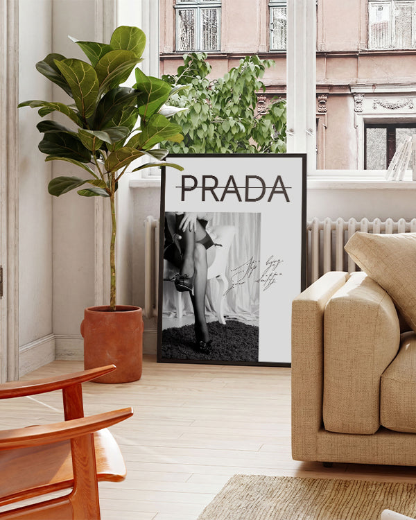 Schwarzweiß Bild Frauenbeine mit Heels und Strapsen, durchgestrichener "Prada" Schriftzug