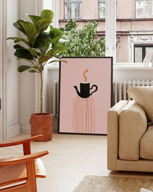 Dampfende Schwarze Kaffeekanne aus der bunte Striche kommen auf rosa Hintergrund