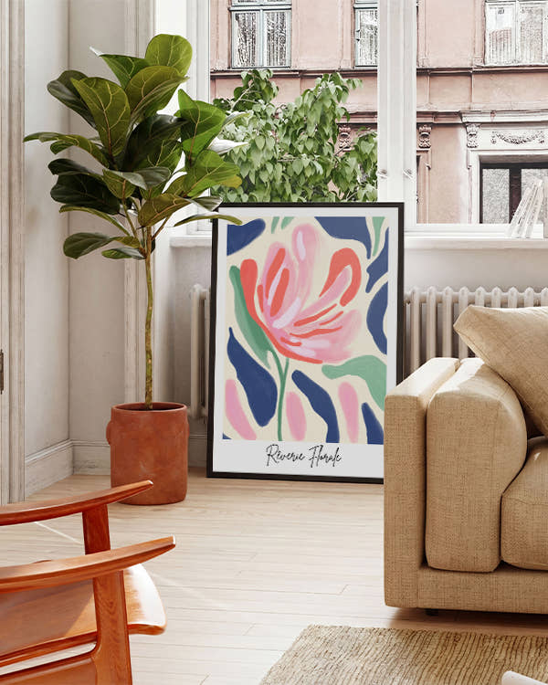 Rosa Blume mit grünen Blättern und blauen, grünen Flecken im Hintergrund