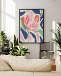 Rosa Blume mit grünen Blättern und blauen, grünen Flecken im Hintergrund