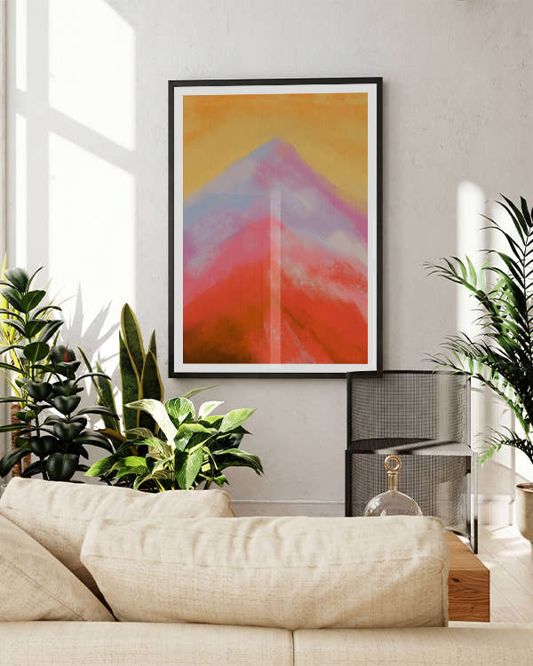 Berge in rosa und lila mit gelbem Himmel