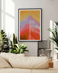 Berge in rosa und lila mit gelbem Himmel