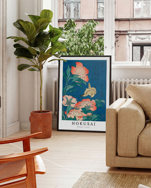 Asiatisches Gemälde mit kleinem Vogel und rosa Blumen auf blauem Hintergrund