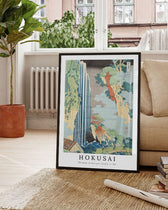 Asiatisches Dorf am Wasserfall zwischen Bäumen "Hokusai"