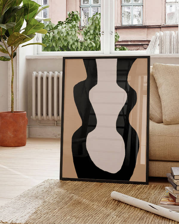 Beiger Hintergrund, schwarze wellige Form, darüber die gleiche in kleiner und hellbeige