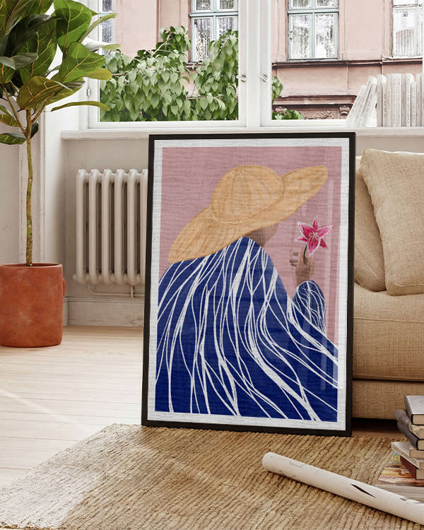 Lila Hintergrund, Frau mit großem Strohhut und blauem Mantel mit weißen Streifen und Blume in der Hand