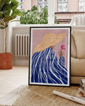 Lila Hintergrund, Frau mit großem Strohhut und blauem Mantel mit weißen Streifen und Blume in der Hand