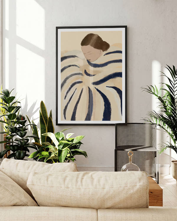 Frau mit blau weißem Mantel