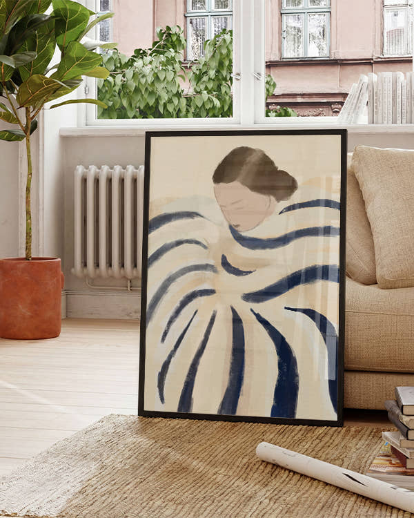 Frau mit blau weißem Mantel