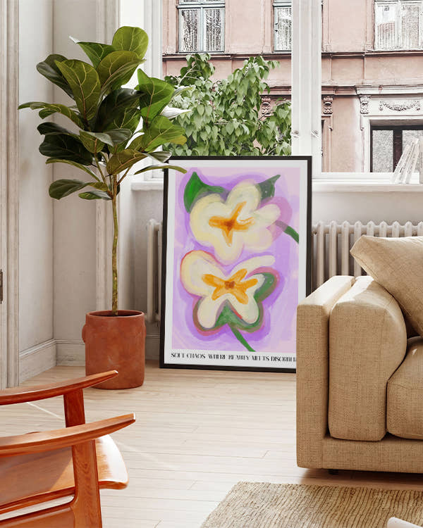 Lila Hintergrund, zwei weiße Blumen "Soft Chaos where Beauty meets disorder"