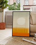 Farbverlauf, hellblau, beige, orange, dunkelorange. In der Mitte ein weißer Kreis