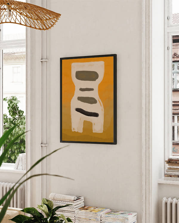 Sanduhrförmige beige Figur mit grünen Farbbalken auf ocker farbigem Hintergrund