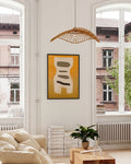 Sanduhrförmige beige Figur mit grünen Farbbalken auf ocker farbigem Hintergrund