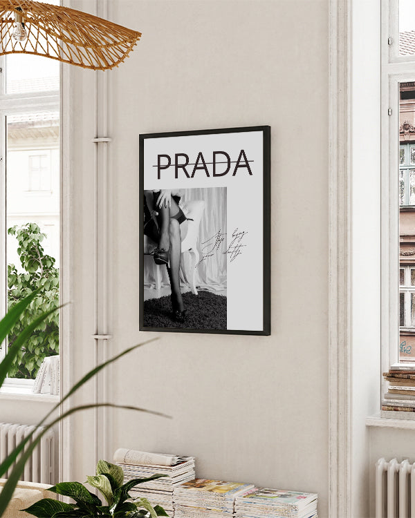 Schwarzweiß Bild Frauenbeine mit Heels und Strapsen, durchgestrichener "Prada" Schriftzug