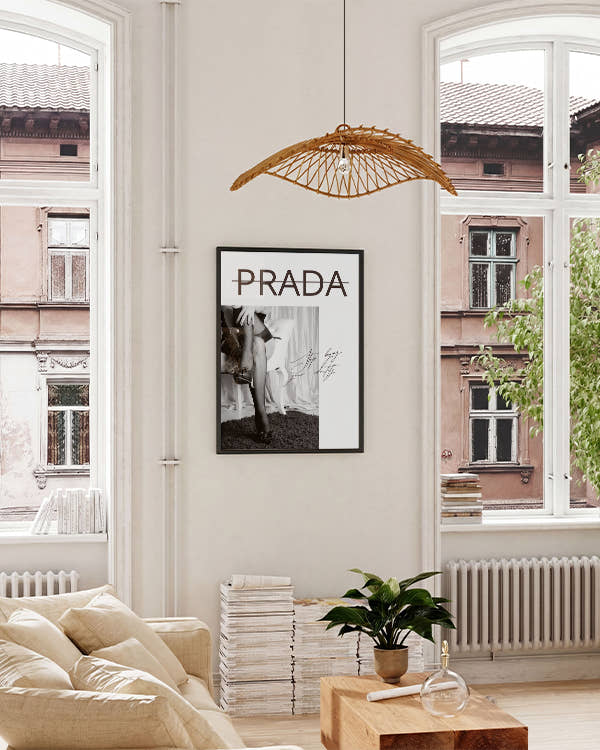 Schwarzweiß Bild Frauenbeine mit Heels und Strapsen, durchgestrichener "Prada" Schriftzug