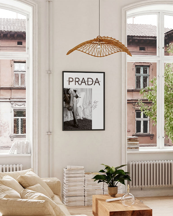 Schwarzweiß Bild Frauenbeine mit Heels und Strapsen, durchgestrichener "Prada" Schriftzug