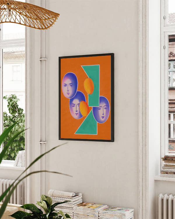 Drei eierförmige Gesichter, zwei türkise Formen, sowie zwei Orangen auf orangenem Hintergrund