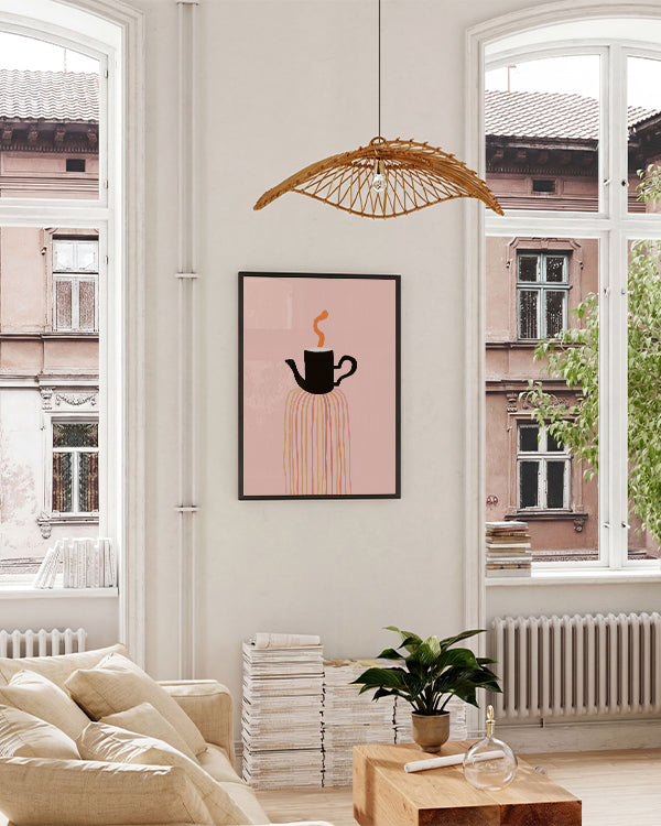 Dampfende Schwarze Kaffeekanne aus der bunte Striche kommen auf rosa Hintergrund