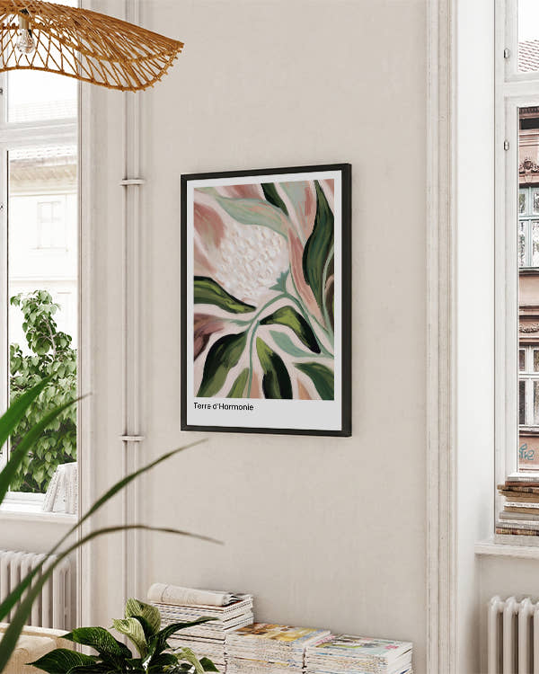 Blume mit weißer Blüte, grüner Stiel und grüne Blätter auf rosa Hintergrund. Schwarzer Rahmen