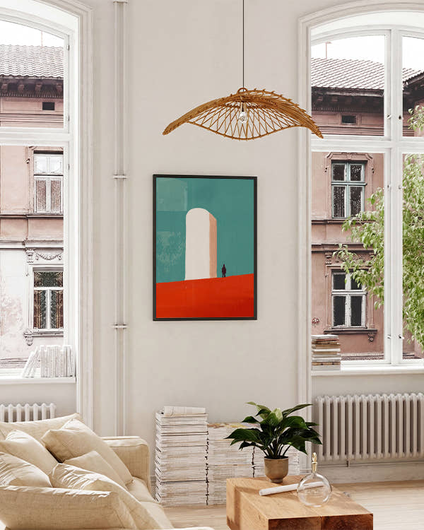 Roter Boden, blaue Wand mit Bogen, davor eine schwarze Figur