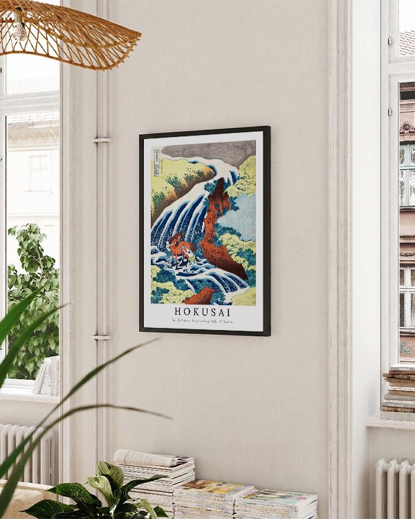 Asiatische Landschaft mit großem Fluss. Rotes Pferd steht im Fluss. Aufschrift "Hokusai"