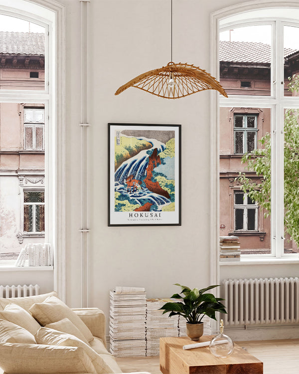 Asiatische Landschaft mit großem Fluss. Rotes Pferd steht im Fluss. Aufschrift "Hokusai"