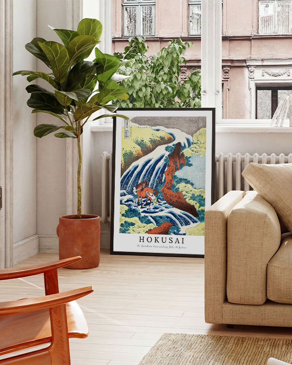 Asiatische Landschaft mit großem Fluss. Rotes Pferd steht im Fluss. Aufschrift "Hokusai"