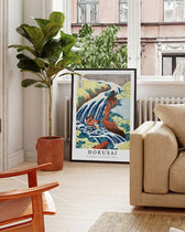 Asiatische Landschaft mit großem Fluss. Rotes Pferd steht im Fluss. Aufschrift "Hokusai"