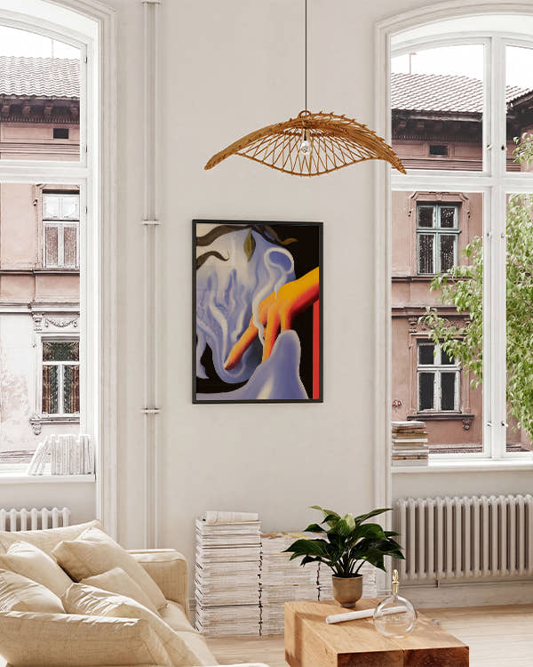 Bäume auf der Seite, Hand von rechts, blauer nebeliger Hintergrund. Schwarzer Rahmen