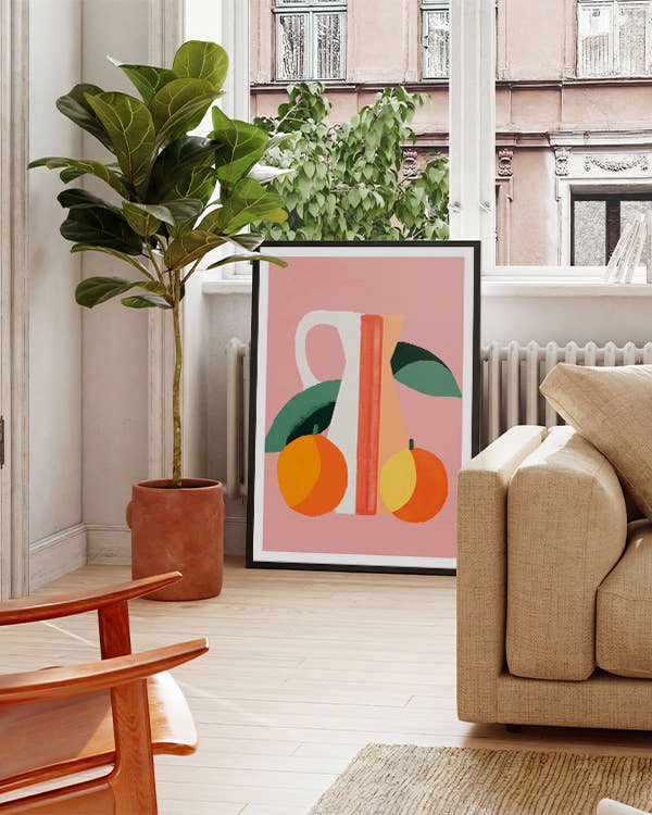 Rosa Hintergrund, Kanne in weiß, rosa, orange. Organgen und Blätter davor. Schwarzer Rahmen