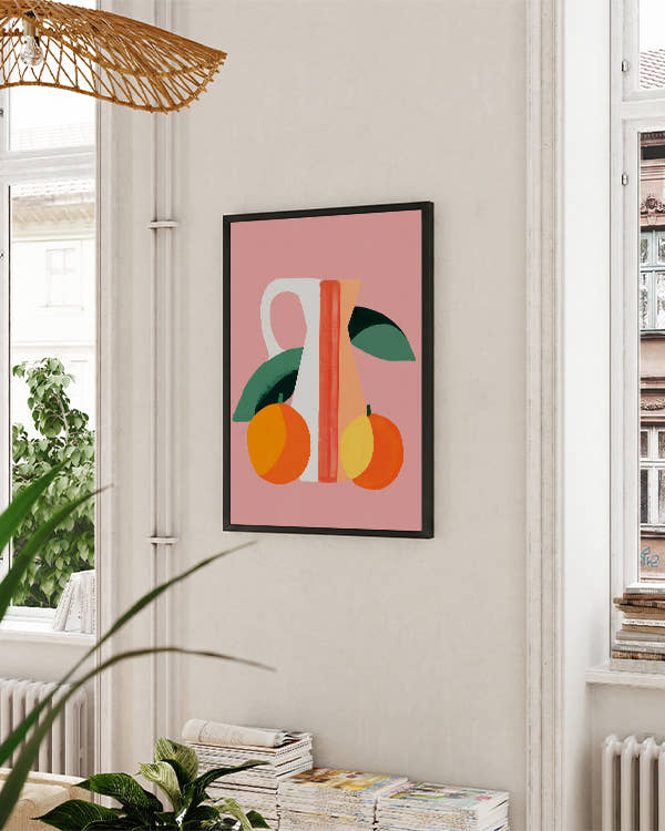 Rosa Hintergrund, Kanne in weiß, rosa, orange. Organgen und Blätter davor. Schwarzer Rahmen