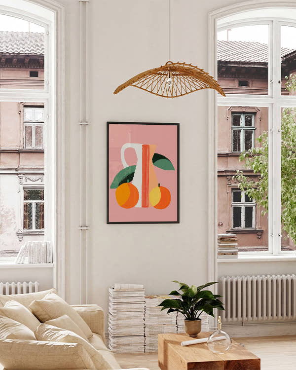 Rosa Hintergrund, Kanne in weiß, rosa, orange. Organgen und Blätter davor. Schwarzer Rahmen