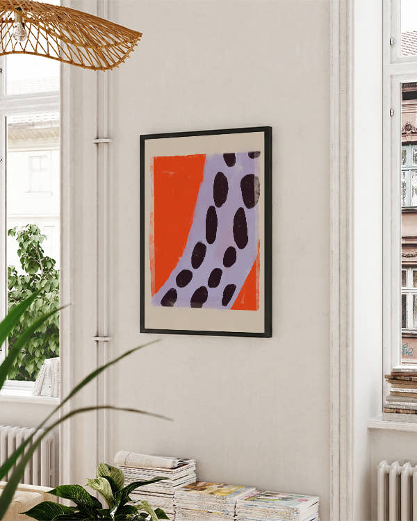 Orangener Hintergrund, lila Streifen mit schwarzen Punkten drin. Schwarzer Rahmen