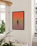 Orange, grün, lila verlaufender Hintergrund, in der Mitte schwarze Silhouette. Schwarzer Rahmen