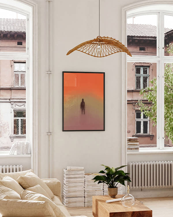 Orange, grün, lila verlaufender Hintergrund, in der Mitte schwarze Silhouette. Schwarzer Rahmen