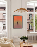 Orange, grün, lila verlaufender Hintergrund, in der Mitte schwarze Silhouette. Schwarzer Rahmen