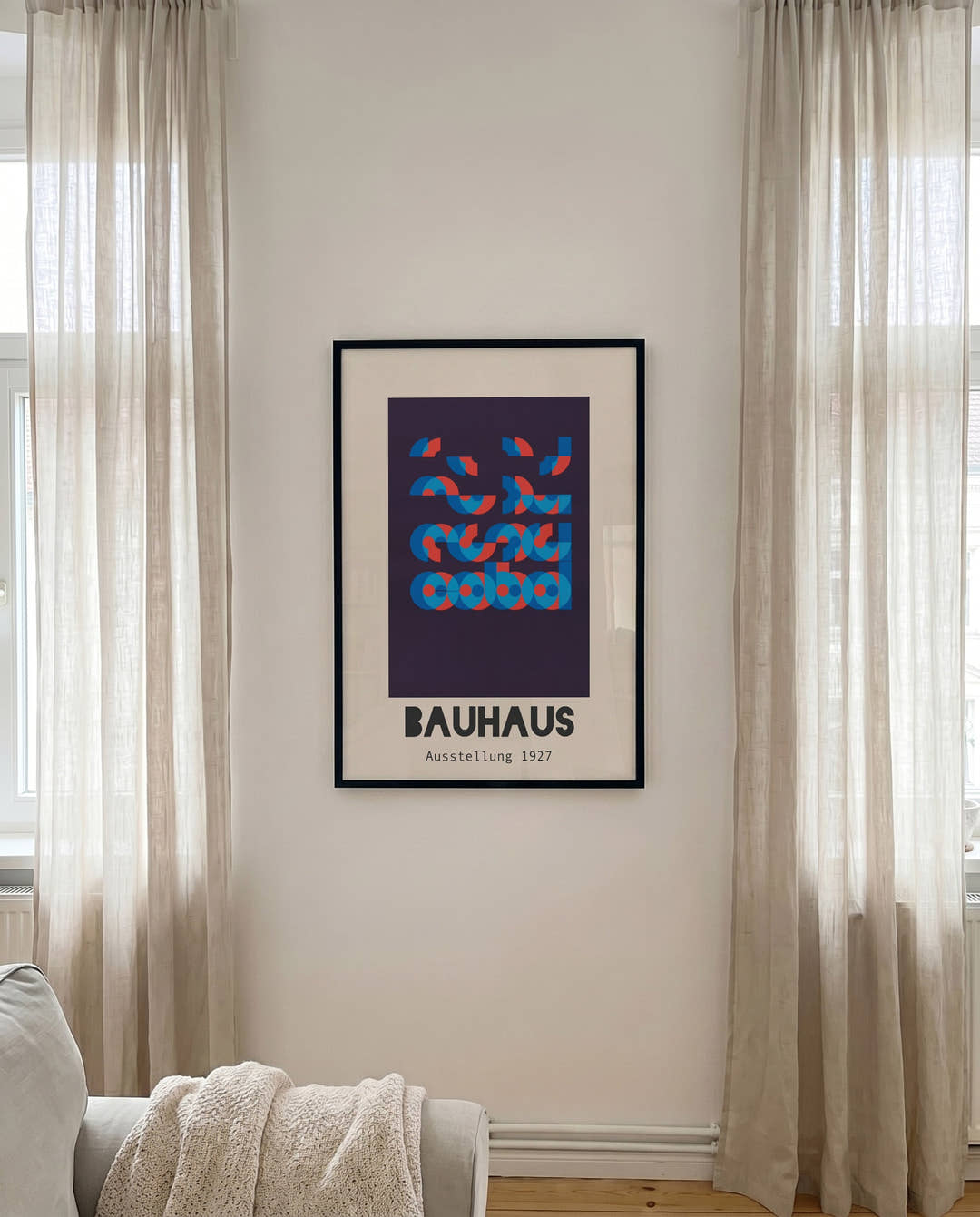 Geometrische Typografie in Blau und Rot – Bauhaus Ausstellung 1927