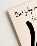 Don’t judge | Humorvolle Katzen-Illustration Poster