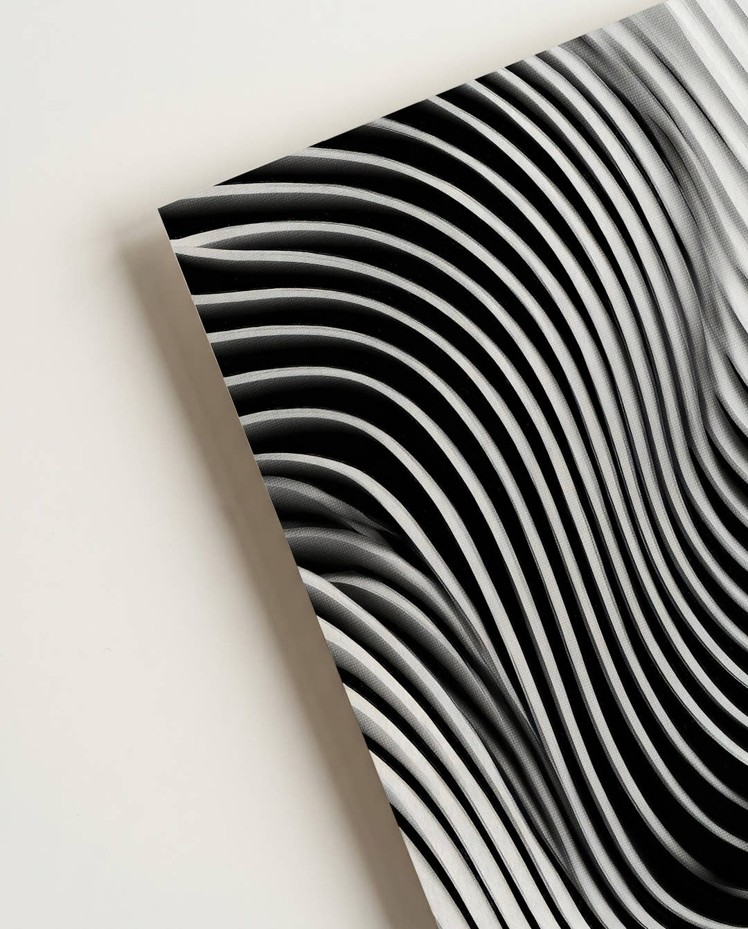 Modernes Schwarz Weiß Wellen Poster – Black Resonance