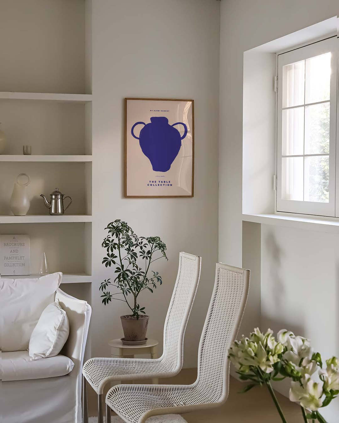 Minimalistisches Keramik Poster Blau – Blue Vase