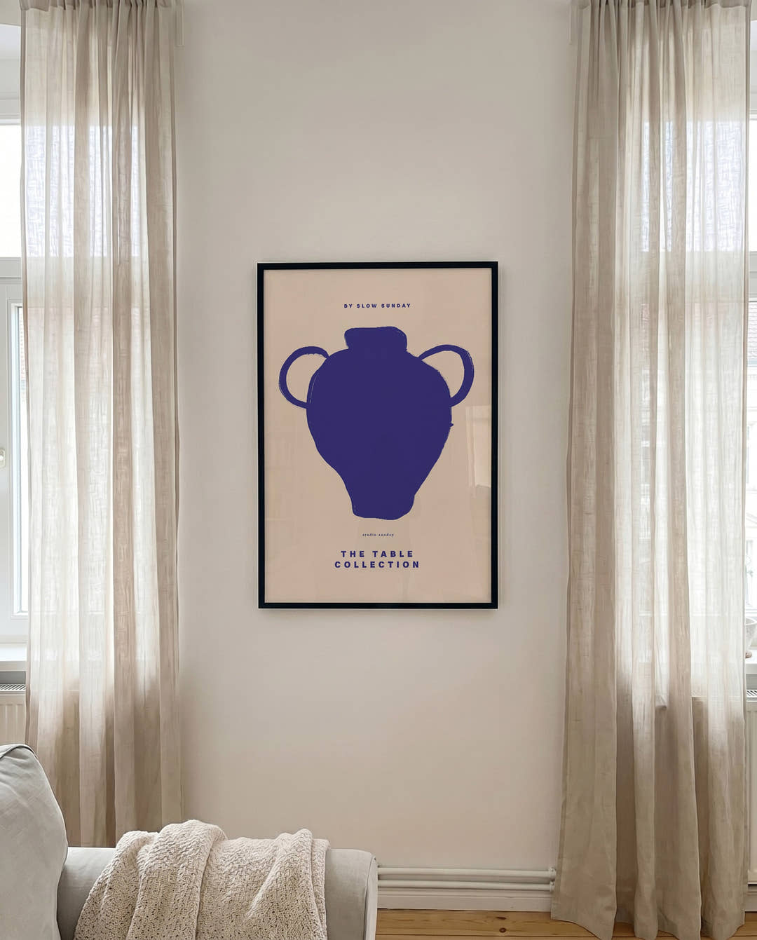 Minimalistisches Keramik Poster Blau – Blue Vase