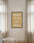 Typografie Poster mit Spruch – Chasing the Sun and Waves