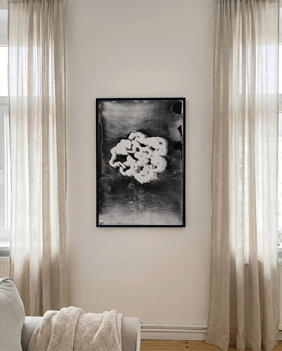 Künstlerisches Schwarz Weiß Blumenposter – Dark Flower