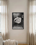 Künstlerisches Schwarz Weiß Blumenposter – Dark Flower