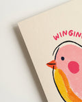 Bunter Vogel Illustration & Typografie Poster – Winging It Daily