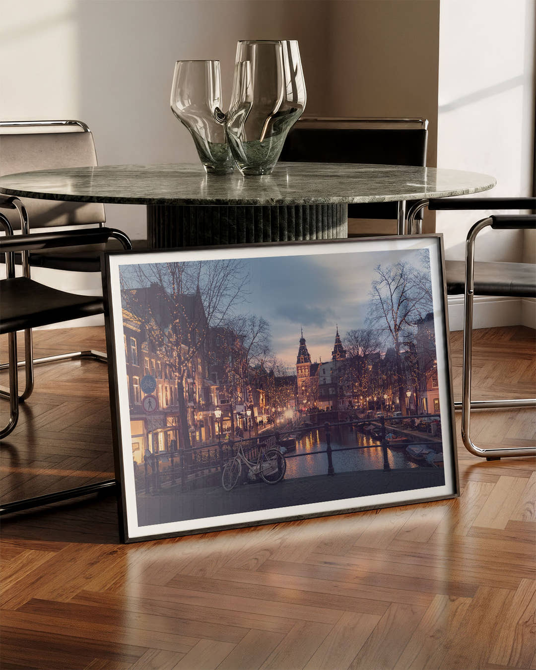 Amsterdam in the evening Poster – FineArt Wandbild, moderne Kunst &amp; Fine Art Print von Spawnd, handgefertigt &amp; Made in Germany