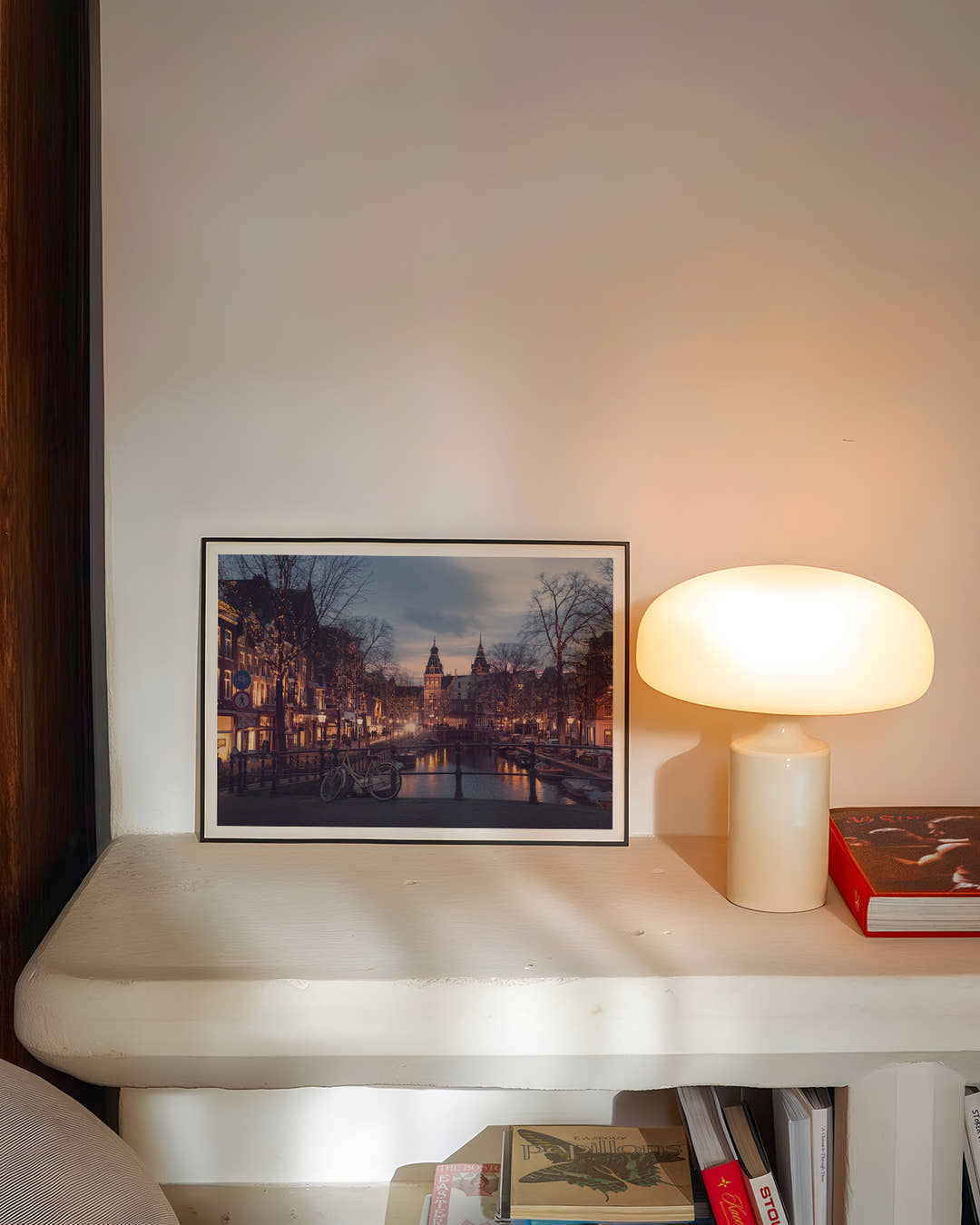 Amsterdam in the evening Poster – FineArt Wandbild, moderne Kunst &amp; Fine Art Print von Spawnd, handgefertigt &amp; Made in Germany