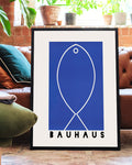 Bauhaus Minimal Poster – Blaue Form Poster – FineArt Wandbild, moderne Kunst & Fine Art Print von Spawnd, handgefertigt & Made in Germany