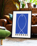 Bauhaus Minimal Poster – Blaue Form Poster – FineArt Wandbild, moderne Kunst & Fine Art Print von Spawnd, handgefertigt & Made in Germany